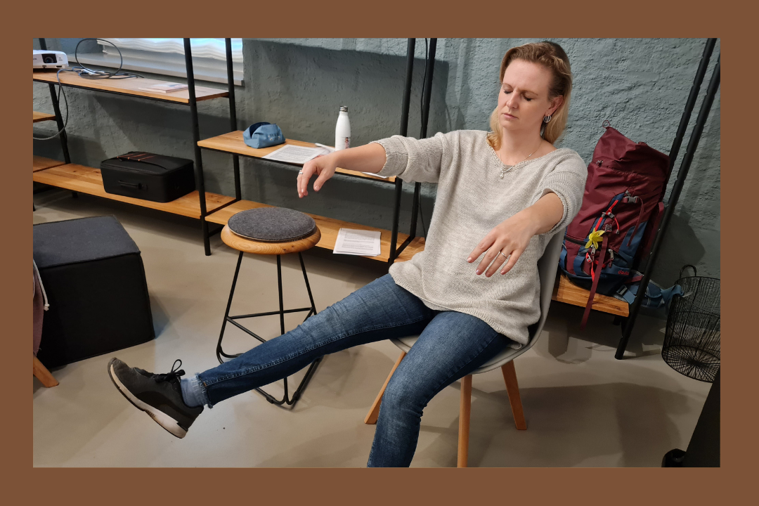 CORE Hypnose Katalepsie Teilnehmerin in tiefer Hypnose